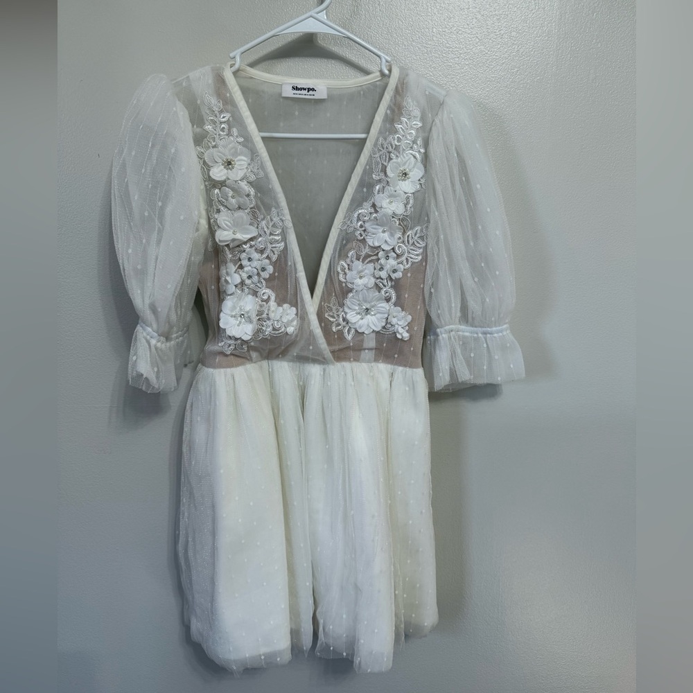 AKSHIA MINI DRESS - PUFF SLEEVE FLORAL DETAIL PLUNGE NECK DRESS IN WHITE
